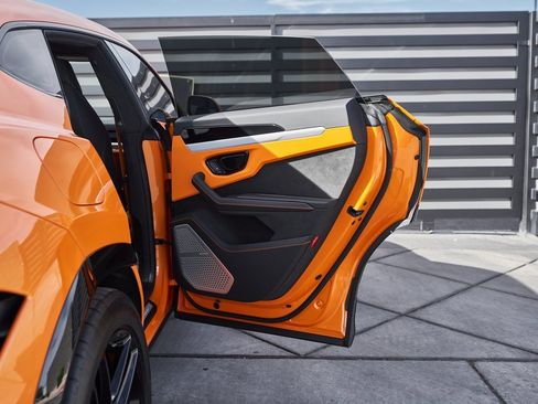 Used 2025 Lamborghini Urus SE image 23