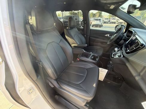New 2026 Chrysler Pacifica Select FWD image 28