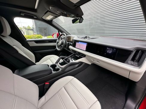 Used 2025 Porsche Cayenne E-Hybrid image 40