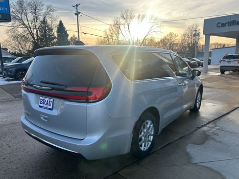 Used 2024 Chrysler Pacifica Touring-L image 6