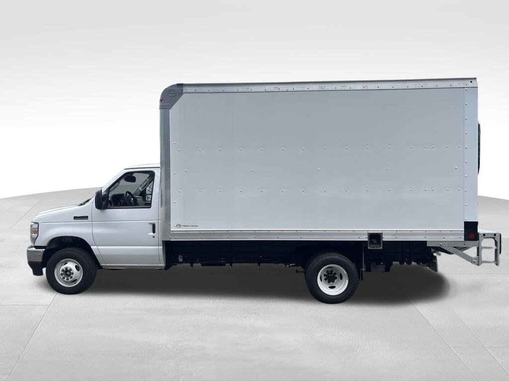 New 2027 Ford E-450 and Econoline 450 Super Duty w/ Interior Upgrade Package RWD image 2