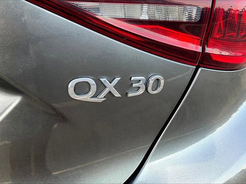 Used 2017 INFINITI QX30 Premium w/ Navigation Package image 30