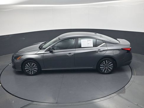 Used 2025 Nissan Altima 2.5 SV FWD image 30