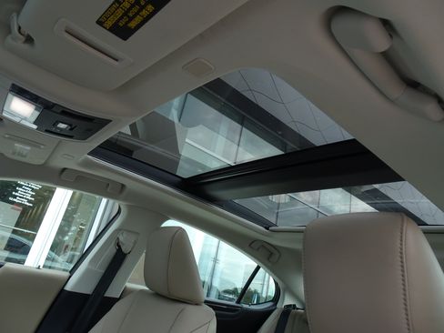 Used 2020 Lexus ES 350 w/ Accessory Package FWD image 11
