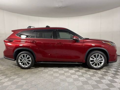 Used 2023 Toyota Highlander Limited FWD image 9