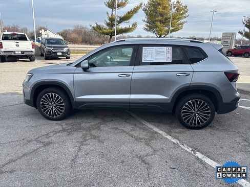 Used 2025 Volkswagen Taos SE image 18