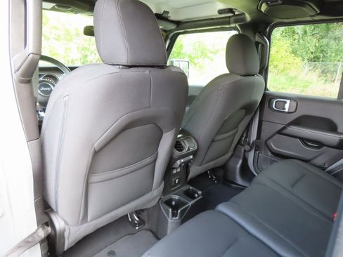 Used 2021 Jeep Wrangler Unlimited Sahara image 28