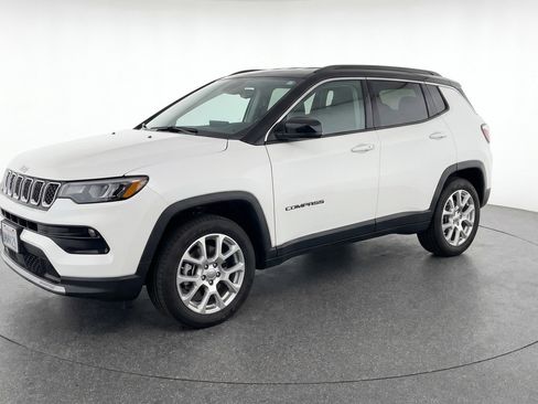 Used 2025 Jeep Compass Limited AWD/4WD image 3