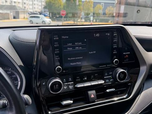 Used 2021 Toyota Highlander XLE AWD/4WD image 38