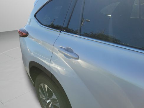 Used 2022 Toyota Highlander XLE FWD image 18