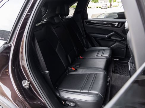 Certified 2022 Porsche Cayenne AWD/4WD image 35
