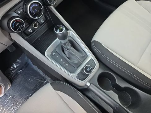 Used 2025 Hyundai Venue SEL FWD image 25