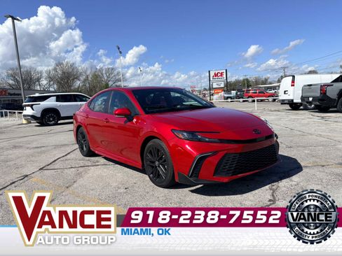 Used 2025 Toyota Camry SE w/ Convenience Package FWD image 1