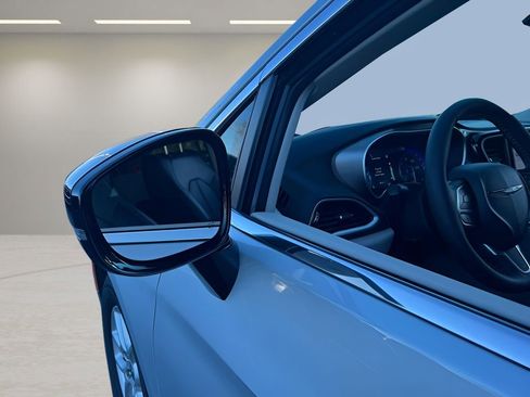 Used 2024 Chrysler Pacifica Touring-L image 25