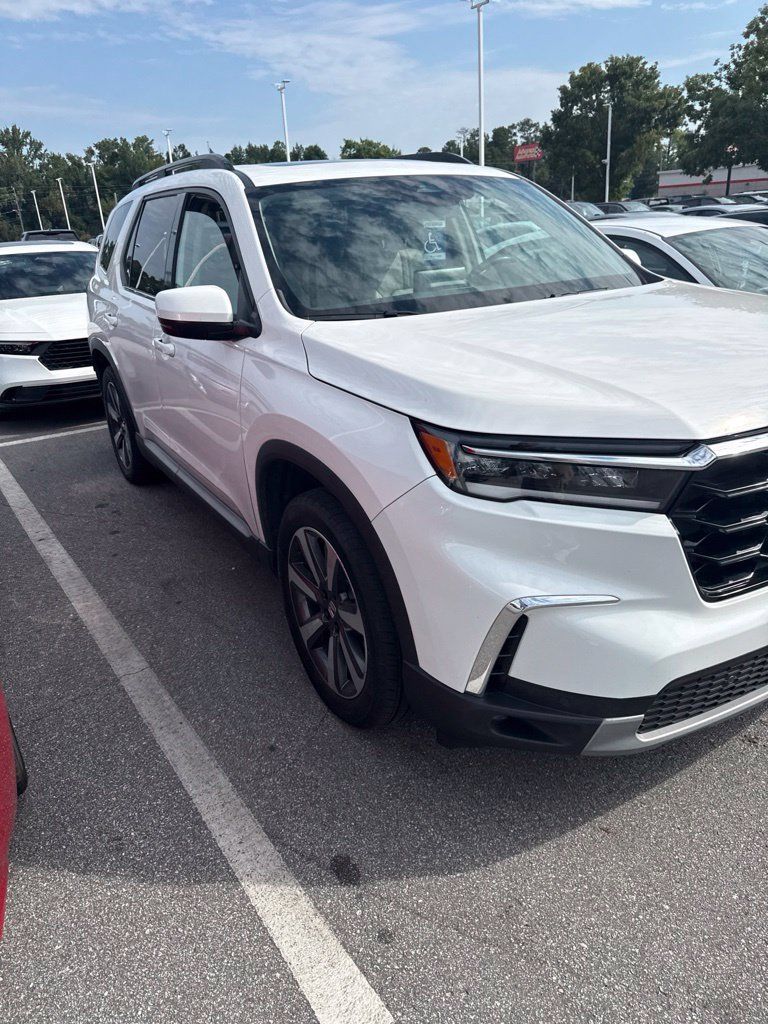Used 2025 Honda Pilot Touring image 3