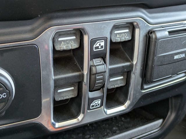 Used 2019 Jeep Wrangler Unlimited Sahara AWD/4WD image 22