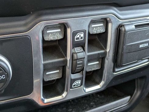 Used 2019 Jeep Wrangler Unlimited Sahara AWD/4WD image 22