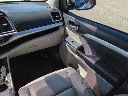 Used 2017 Toyota Highlander XLE image 19