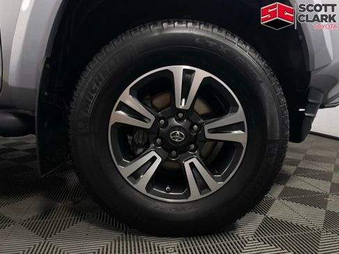 Used 2017 Toyota Tacoma TRD Sport w/ Premium & Technology Package AWD/4WD image 11
