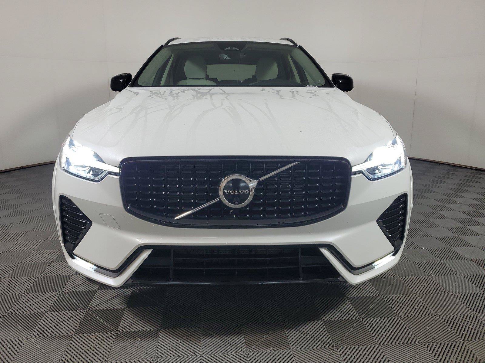 Used 2024 Volvo XC60 B5 Ultimate AWD/4WD image 2
