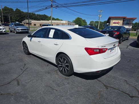 Used 2017 Chevrolet Malibu LT w/ Leather Package FWD image 8