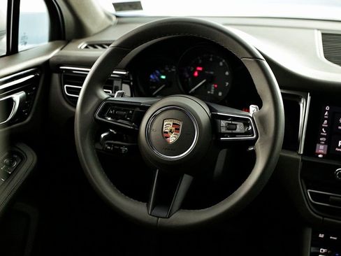 Certified 2025 Porsche Macan image 30