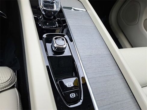 Used 2025 Volvo XC60 T8 Ultra image 15