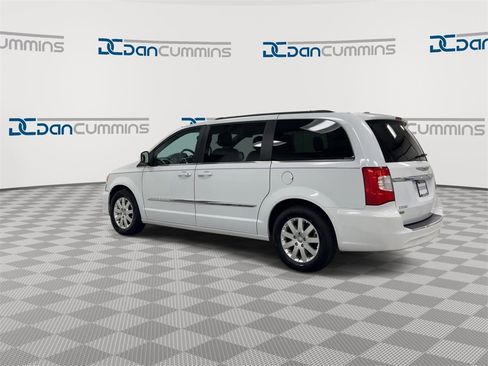 Used 2016 Chrysler Town & Country Touring image 6