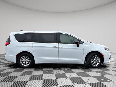 Used 2024 Chrysler Pacifica Touring-L image 10