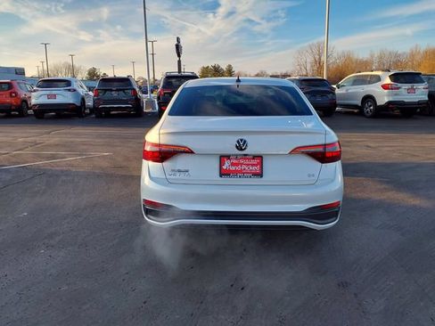 Used 2024 Volkswagen Jetta SE FWD image 9