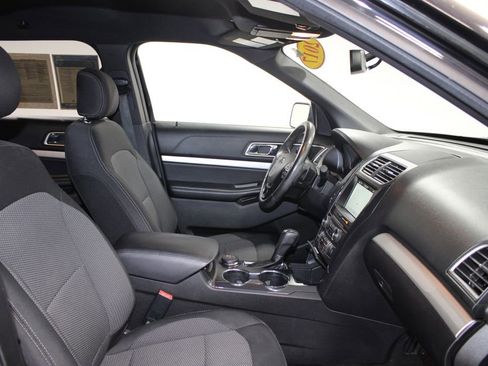 Used 2017 Ford Explorer XLT w/ Equipment Group 201A AWD/4WD image 29