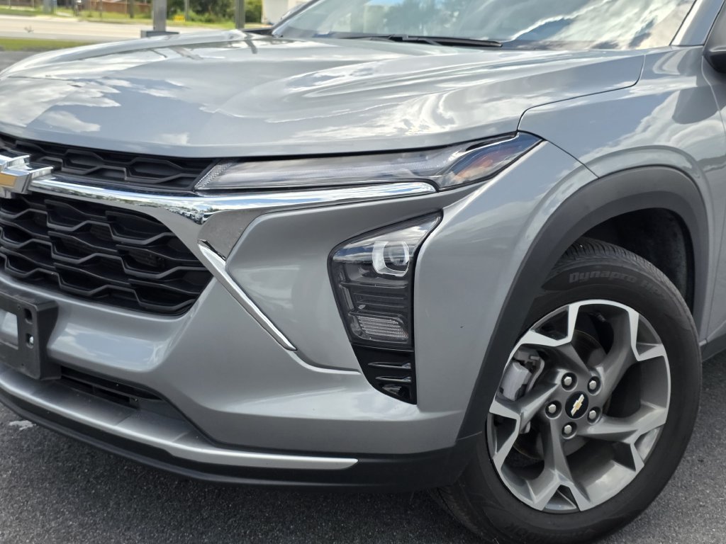 Used 2025 Chevrolet Trax LT FWD image 10