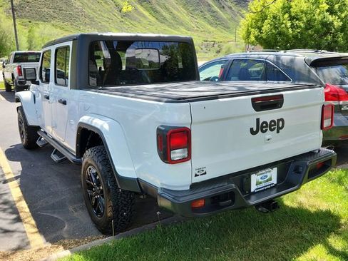 Used 2022 Jeep Gladiator Sport AWD/4WD image 3