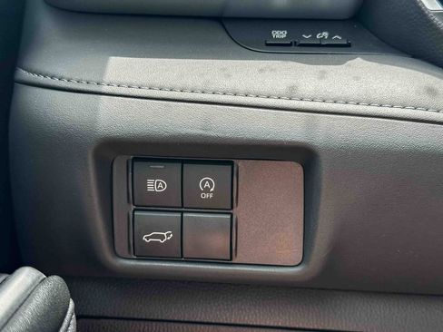 Used 2023 Toyota Highlander XLE AWD/4WD image 37