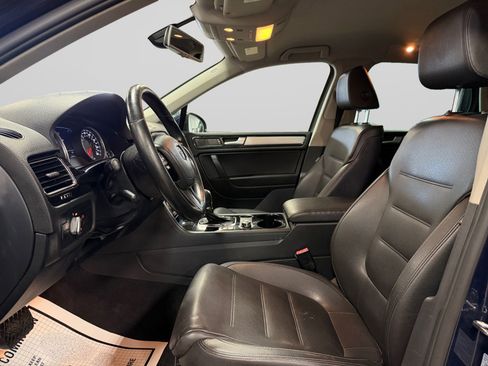 Used 2013 Volkswagen Touareg Sport image 15