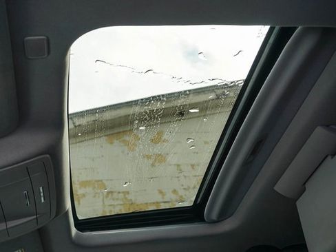 Used 2018 Chevrolet Suburban Premier image 36