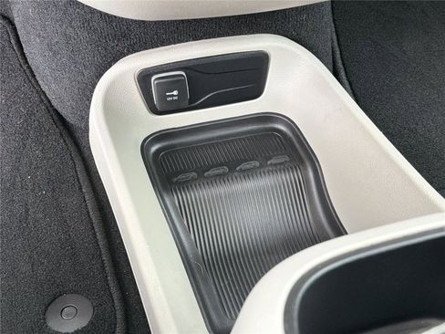 Used 2023 Chrysler Pacifica Touring-L FWD image 32