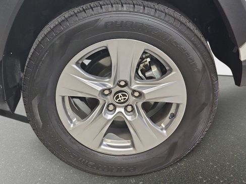 Used 2025 Toyota RAV4 XLE AWD/4WD image 34