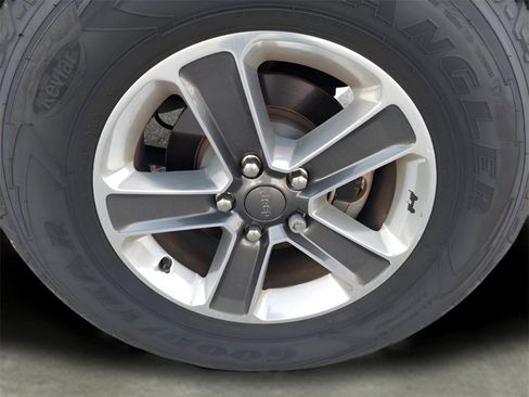 Used 2018 Jeep Wrangler Unlimited Sahara image 30