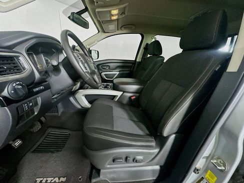 Used 2018 Nissan Titan SV w/ SV Convenience Package image 13
