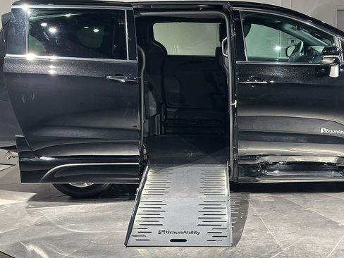 Used 2025 Chrysler Pacifica Select FWD image 25