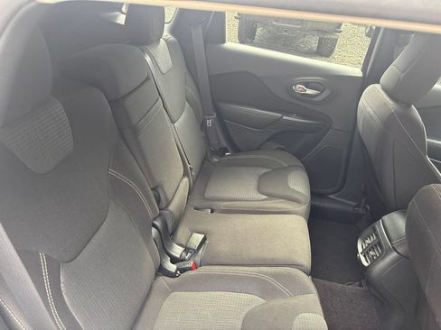 Used 2016 Jeep Cherokee Latitude FWD image 13