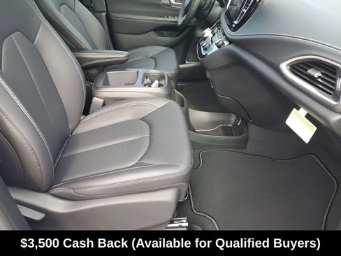 New 2026 Chrysler Pacifica Select image 17