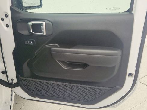 Used 2025 Jeep Wrangler Sport S image 31