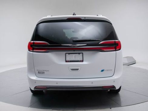 Used 2025 Chrysler Pacifica Pinnacle image 4