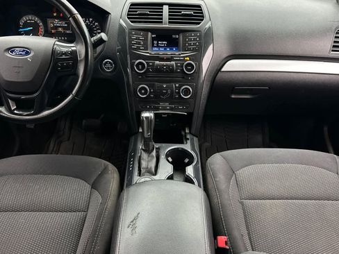 Used 2017 Ford Explorer XLT image 4