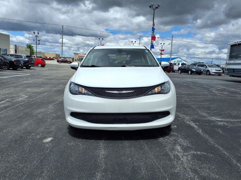 Used 2022 Chrysler Voyager LX FWD image 2