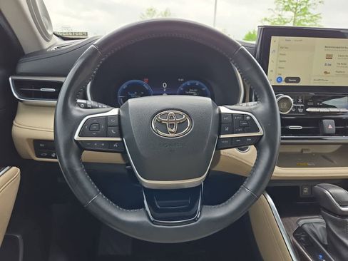 Used 2023 Toyota Highlander Limited FWD image 23