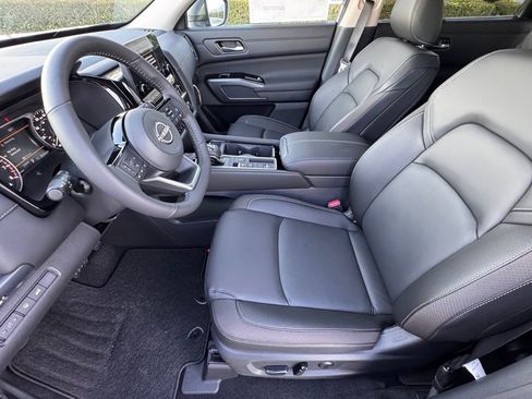 New 2025 Nissan Pathfinder SL image 9