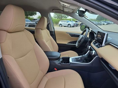 Used 2025 Toyota RAV4 LE image 10